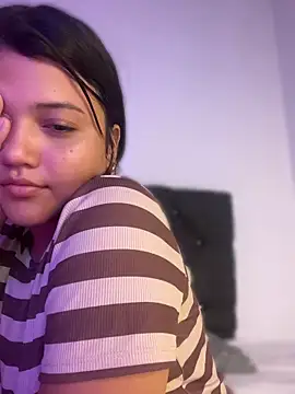 alisson carolina73 online show from April 12, 2026, 3:00 am