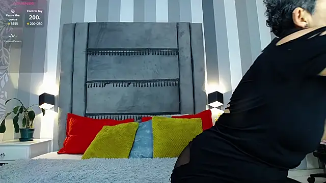 Snapshot of Julianewell chatting on October 10, 2025, 12:37 pm Julianewell online show from October 10, 2025, 12:37 pm