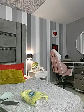 Snapshot of Julianewell chatting on November 7, 2025, 12:16 pm Julianewell online show from November 7, 2025, 12:16 pm