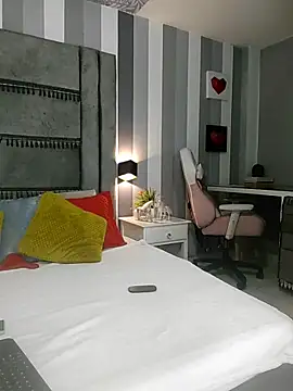 Snapshot of Julianewell chatting on November 11, 2025, 12:38 pm Julianewell online show from November 11, 2025, 12:38 pm