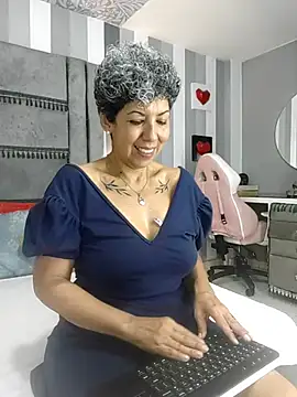 Snapshot of Julianewell chatting on November 12, 2025, 12:05 pm Julianewell online show from November 12, 2025, 12:05 pm