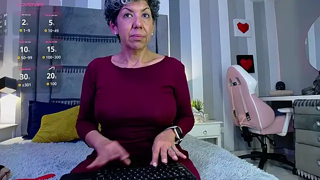 Julianewell online show from January 12, 2026, 12:10 pm