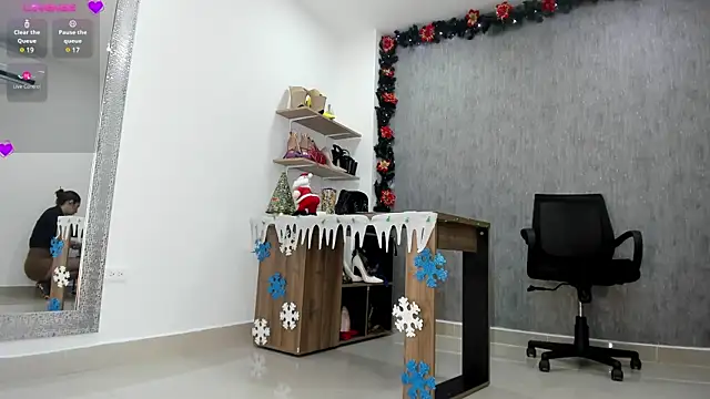 Snapshot of Ella_Pride1 chatting on December 3, 2024, 3:11 pm Ella Pride1 online show from December 3, 2024, 3:11 pm