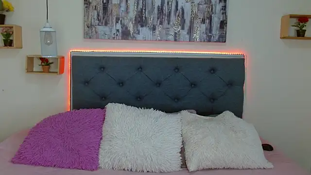 mia aira online show from November 25, 2025, 3:56 pm