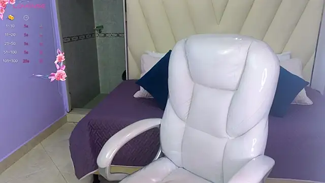 Snapshot of Sexy_paradise18_ chatting on February 5, 2025, 4:27 am Sexy paradise18 online show from February 5, 2025, 4:27 am