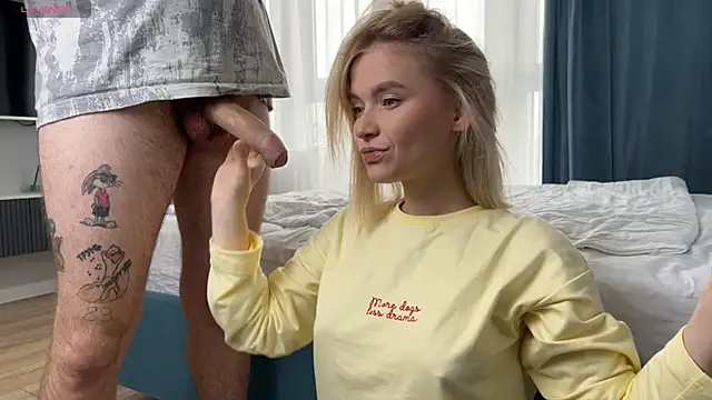 Adelovenick online show from October 12, 2025, 7:51 am