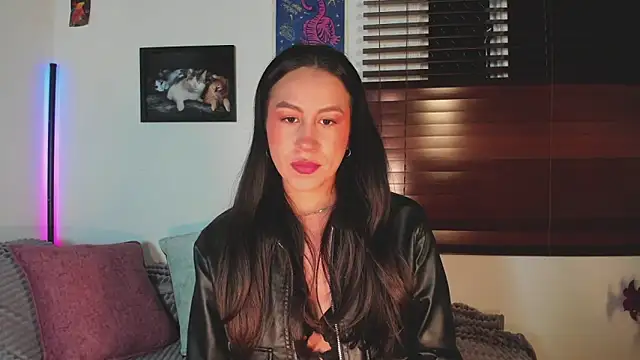 Snapshot of EmiGomez_ chatting on February 14, 2026, 2:41 am EmiGomez online show from February 14, 2026, 2:41 am