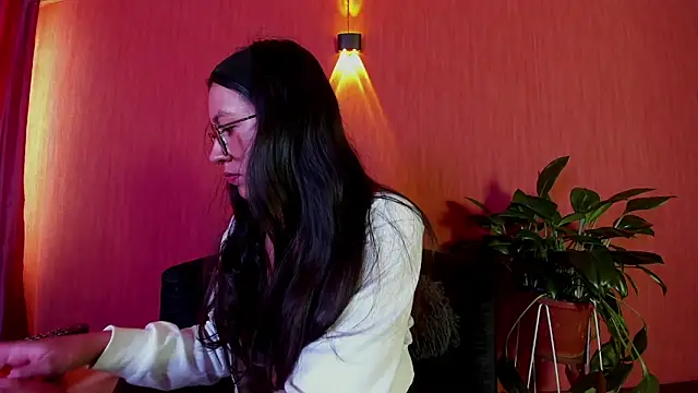 Snapshot of EmiGomez_ chatting on April 8, 2026, 2:17 pm EmiGomez online show from April 8, 2026, 2:17 pm