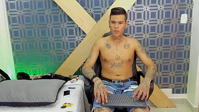 Snapshot of jamesinked_ chatting on December 31, 2024, 4:35 pm jamesinked online show from December 31, 2024, 4:35 pm