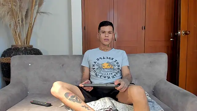 Snapshot of jamesinked_ chatting on November 9, 2025, 8:18 pm jamesinked online show from November 9, 2025, 8:18 pm