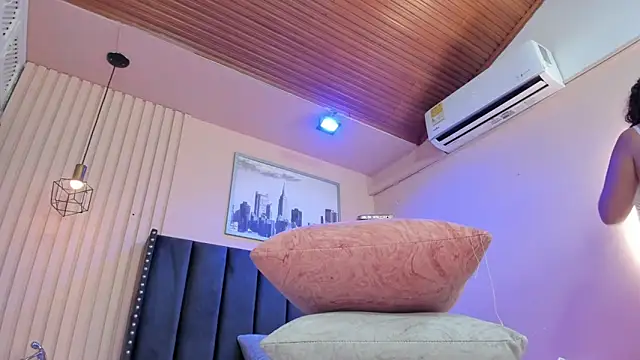 Snapshot of viiolett_lee chatting on February 19, 2026, 7:43 pm viiolett lee online show from February 19, 2026, 7:43 pm