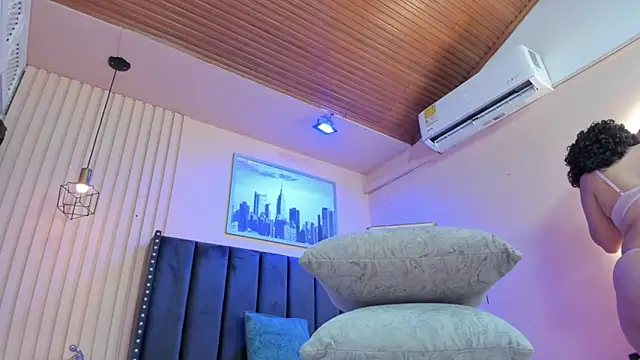 Snapshot of viiolett_lee chatting on February 27, 2026, 8:20 pm viiolett lee online show from February 27, 2026, 8:20 pm