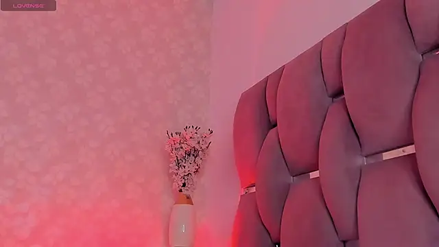 Snapshot of vayoleen chatting on October 4, 2025, 2:37 pm vayoleen online show from October 4, 2025, 2:37 pm