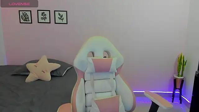 Snapshot of sophie_pazz chatting on December 15, 2025, 10:25 pm sophie pazz online show from December 15, 2025, 10:25 pm