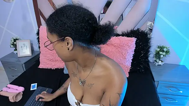 Snapshot of Elith_noa chatting on February 6, 2025, 1:27 am Elith noa online show from February 6, 2025, 1:27 am