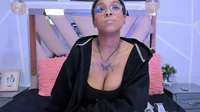 Snapshot of Elith_noa chatting on February 11, 2025, 10:39 pm Elith noa online show from February 11, 2025, 10:39 pm