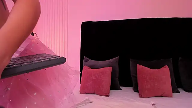 Snapshot of shaina_vasquez chatting on November 8, 2025, 5:40 am shaina vasquez online show from November 8, 2025, 5:40 am