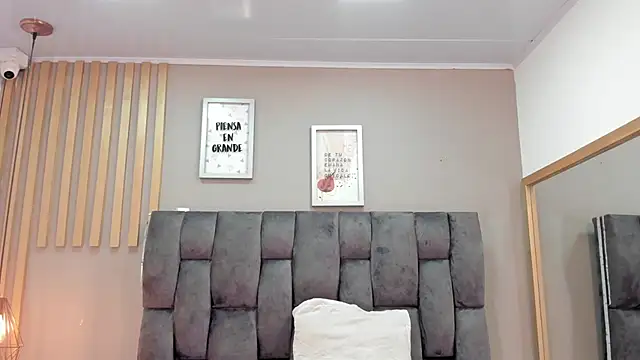 mariaa fernanda online show from November 30, 2025, 4:05 am