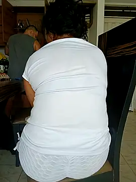 Snapshot of LEIRIS_Y_FRED_01 chatting on October 9, 2025, 2:15 pm LEIRIS Y FRED 01 online show from October 9, 2025, 2:15 pm