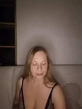 Snapshot of katiestevens chatting on September 28, 2025, 9:09 pm katiestevens online show from September 28, 2025, 9:09 pm