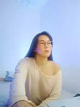 Snapshot of Elle_Lee_ chatting on December 5, 2024, 10:45 pm Elle Lee online show from December 5, 2024, 10:45 pm