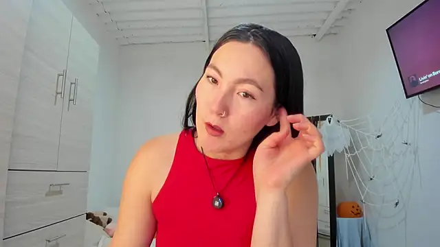 Elle Lee  online show from October 28, 2025, 3:04 pm