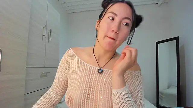 Elle Lee  online show from November 20, 2025, 2:17 pm