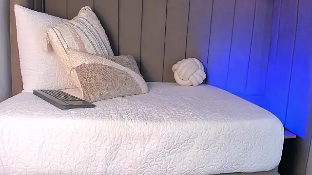 Elise Diamond online show from March 23, 2026, 2:15 am