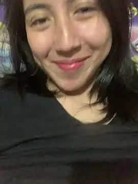 sarah12333 online show from May 18, 2026, 3:24 am
