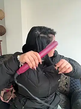 karenlennox1 online show from February 16, 2026, 11:01 pm