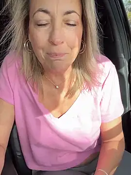 Cherry-red-xo online show from November 6, 2025, 6:09 pm