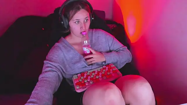 bonnie moon  online show from April 16, 2026, 8:53 pm