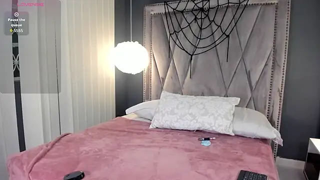 Kayla stern  online show from November 1, 2025, 7:38 pm