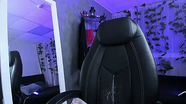 Tina Tayllor online show from October 5, 2025, 6:28 pm