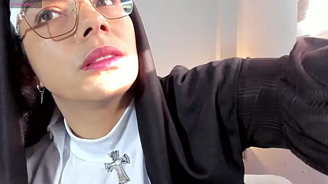 ClaraMariaMon online show from November 28, 2025, 1:03 pm