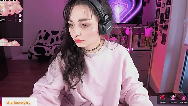 mollydoorsis1 online show from February 8, 2025, 12:17 pm