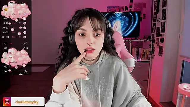 mollydoorsis1 online show from February 9, 2025, 1:46 pm