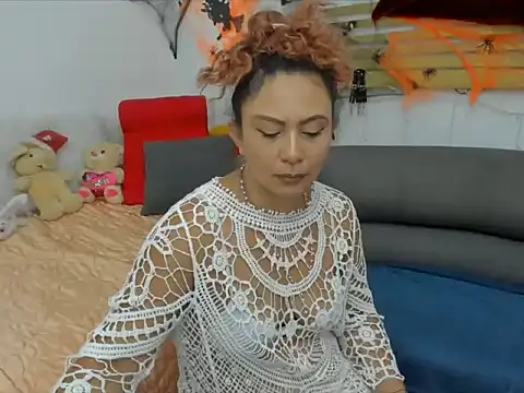 Snapshot of KeiraQuen chatting on October 13, 2025, 2:50 pm KeiraQuen online show from October 13, 2025, 2:50 pm