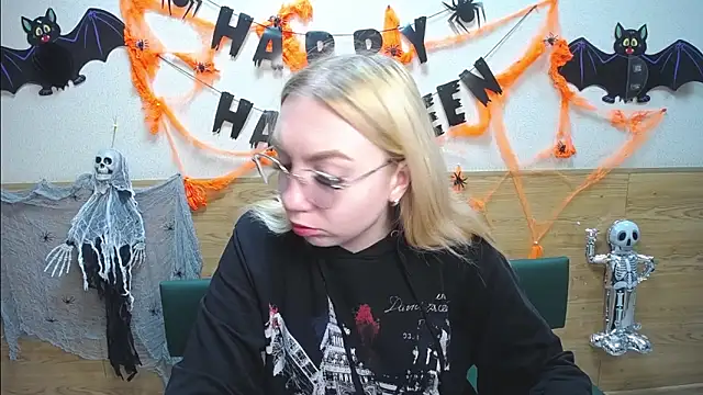 BeatriceFly online show from October 21, 2025, 12:50 pm