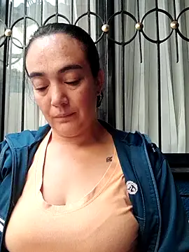 skayhot  online show from November 5, 2025, 12:38 pm