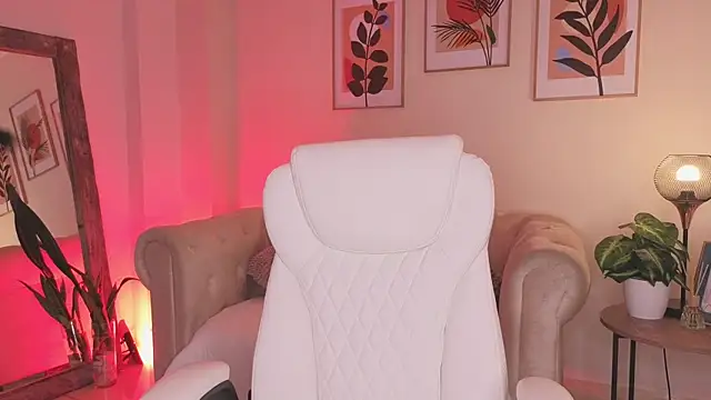 DahianaWalcott online show from April 16, 2026, 9:39 pm