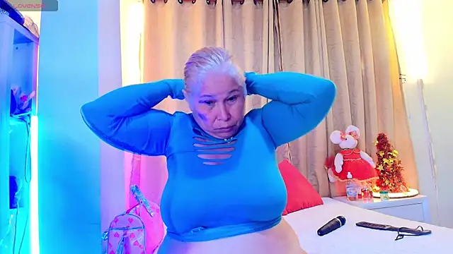 girl amada online show from November 22, 2025, 7:02 pm