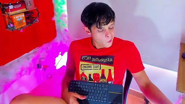 Snapshot of LilOwen_ chatting on September 26, 2025, 8:13 pm LilOwen online show from September 26, 2025, 8:13 pm