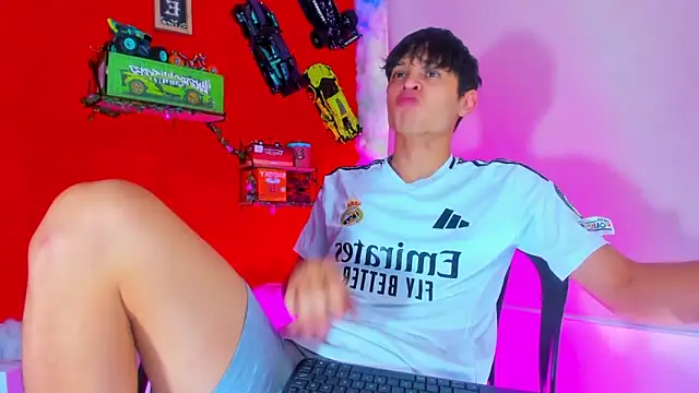 Snapshot of LilOwen_ chatting on October 4, 2025, 7:01 pm LilOwen online show from October 4, 2025, 7:01 pm