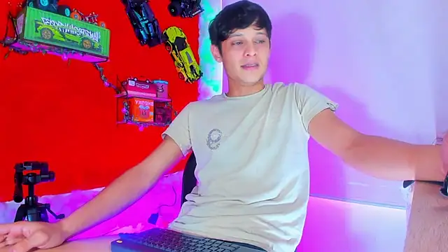 Snapshot of LilOwen_ chatting on October 10, 2025, 7:13 pm LilOwen online show from October 10, 2025, 7:13 pm