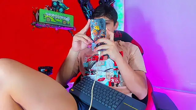 Snapshot of LilOwen_ chatting on October 13, 2025, 6:52 pm LilOwen online show from October 13, 2025, 6:52 pm