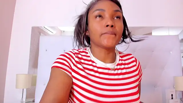 Isla Scott online show from December 22, 2025, 11:18 am