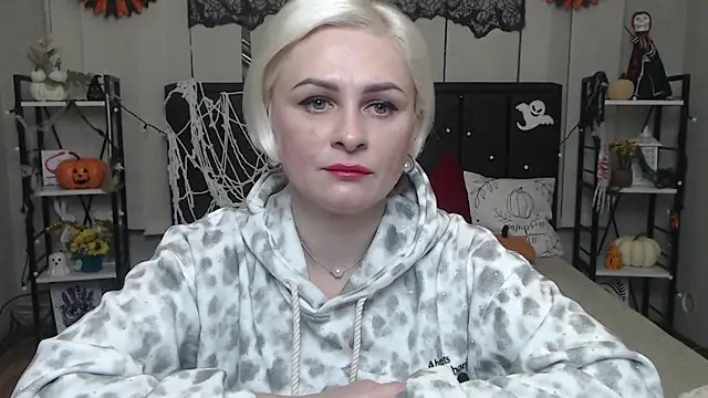 Snapshot of OliviaHorst chatting on November 2, 2025, 6:10 pm OliviaHorst online show from November 2, 2025, 6:10 pm