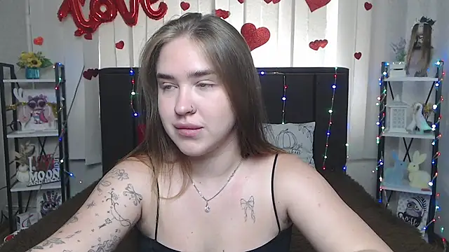 Snapshot of LauraHlot chatting on July 6, 2026, 8:22 am LauraHlot online show from July 6, 2026, 8:22 am