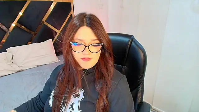 Camiila Osorio online show from April 20, 2026, 7:37 pm